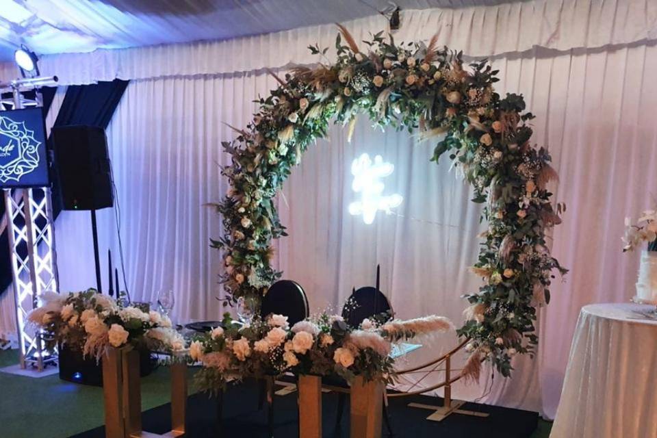 Mesa principal con decoración