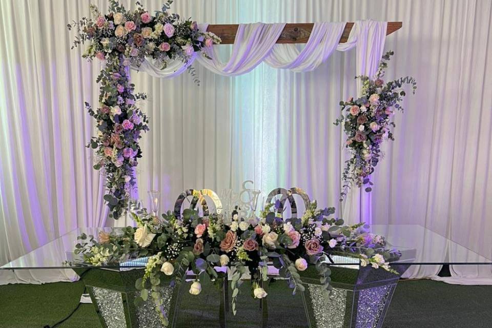 Mesa principal con decoración