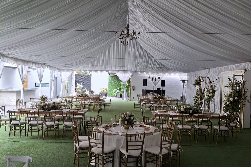 Jardín techado con carpa