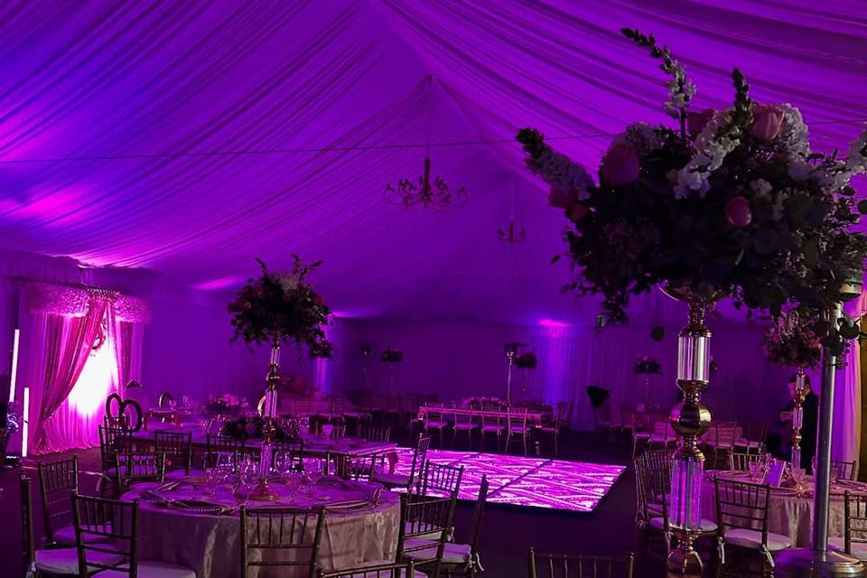 Evento con una carpa blanca e