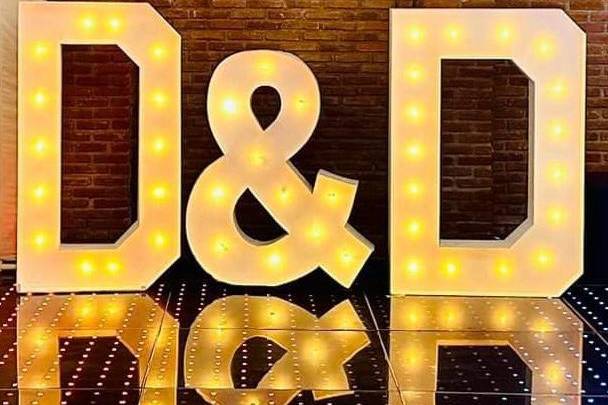 Pista y letras gigantes