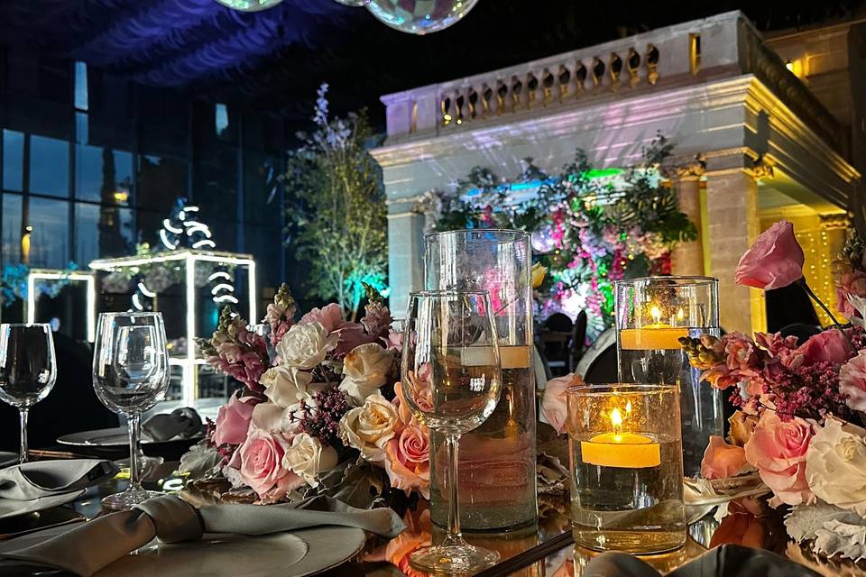 Quince entre columnas y luces