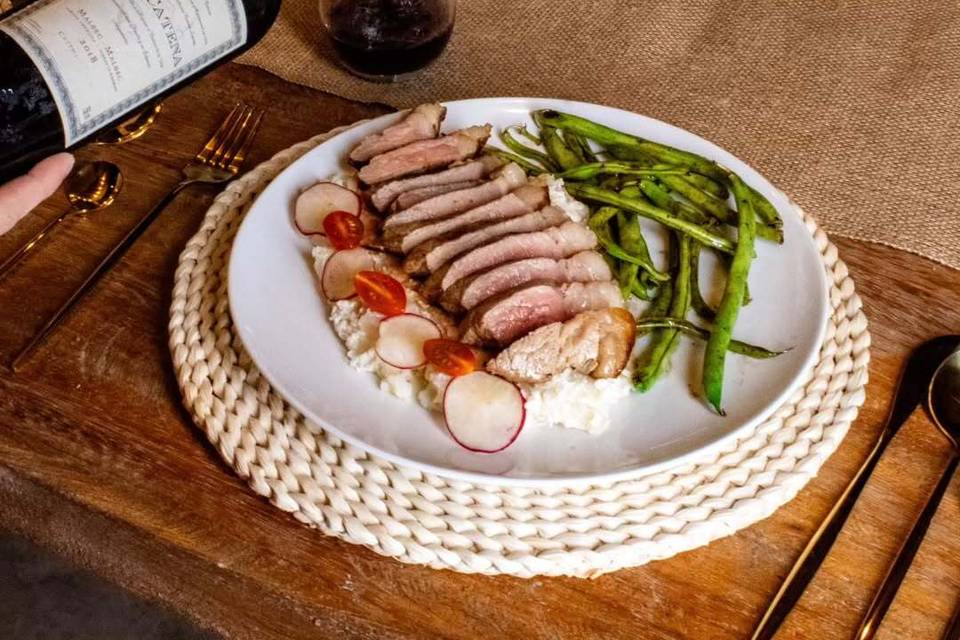 Platillo de carne con guarnición