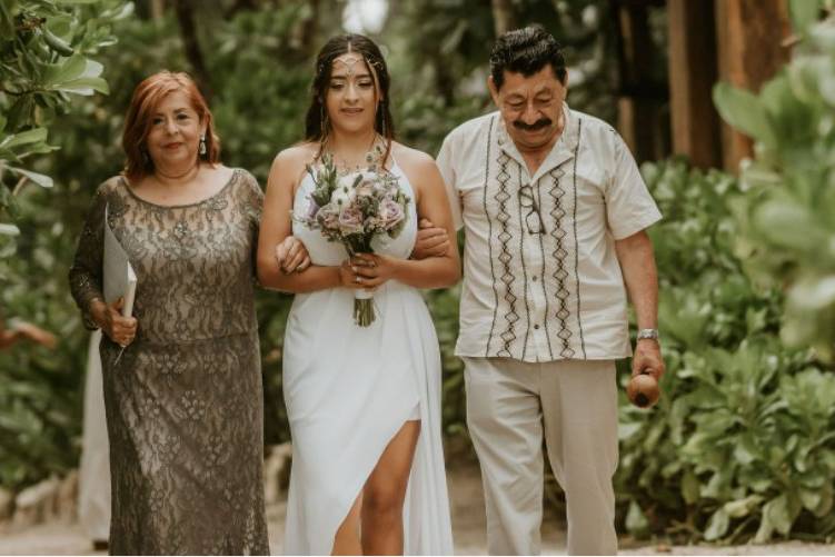 Padres y novia en la jungla