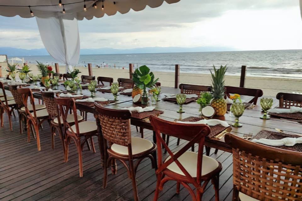 Mesa de madera montada en la playa