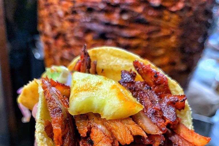 Taco al pastor con piña