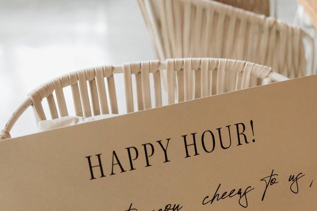 Letrero de happy hour