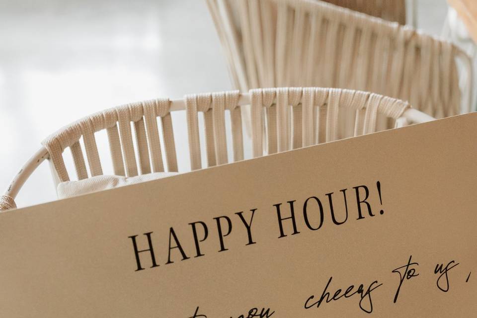 Letrero de happy hour