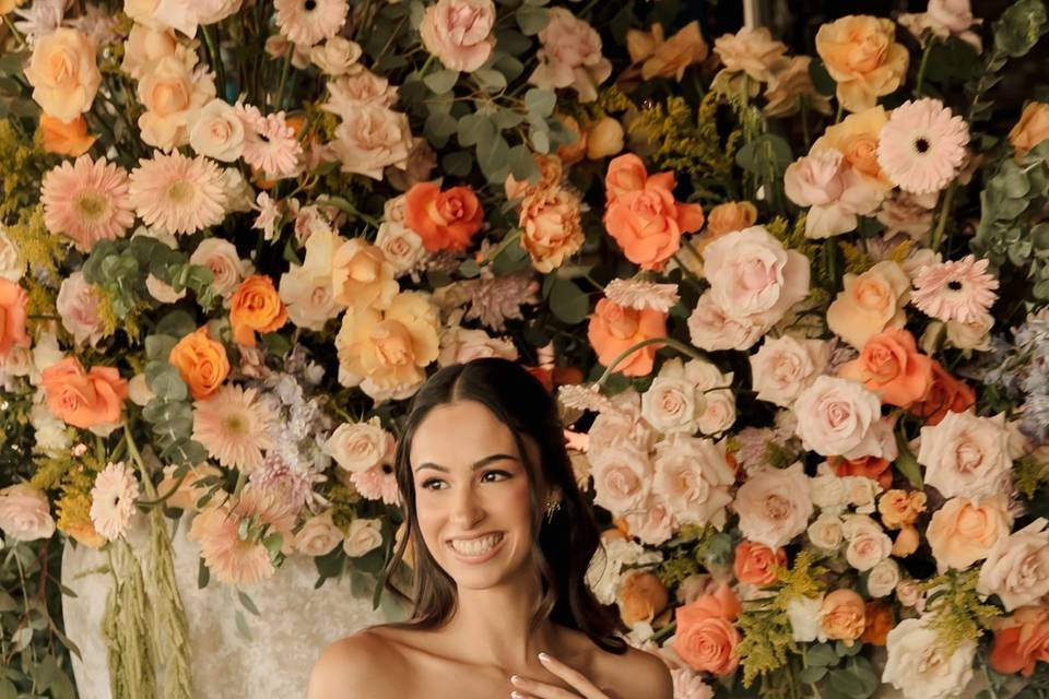 Novia posando frente a un spot con flores