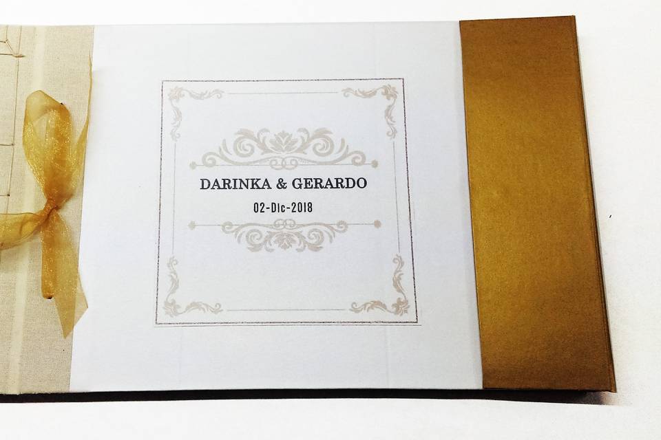 Modelo dorado, papel satinado