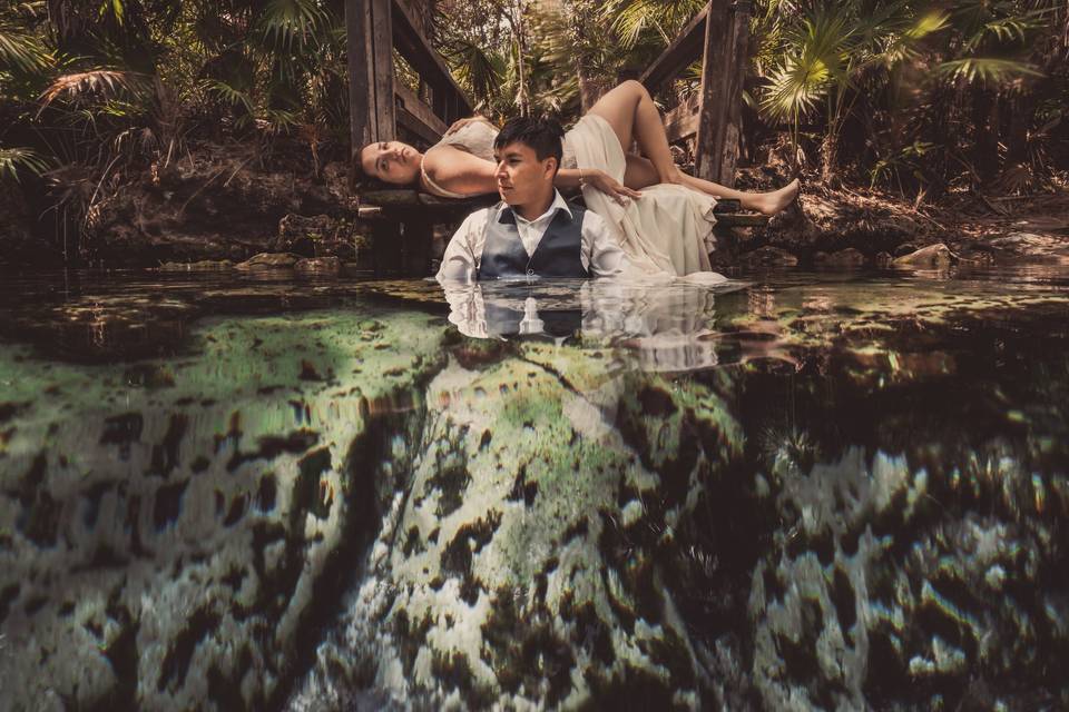 Novios en un cenote