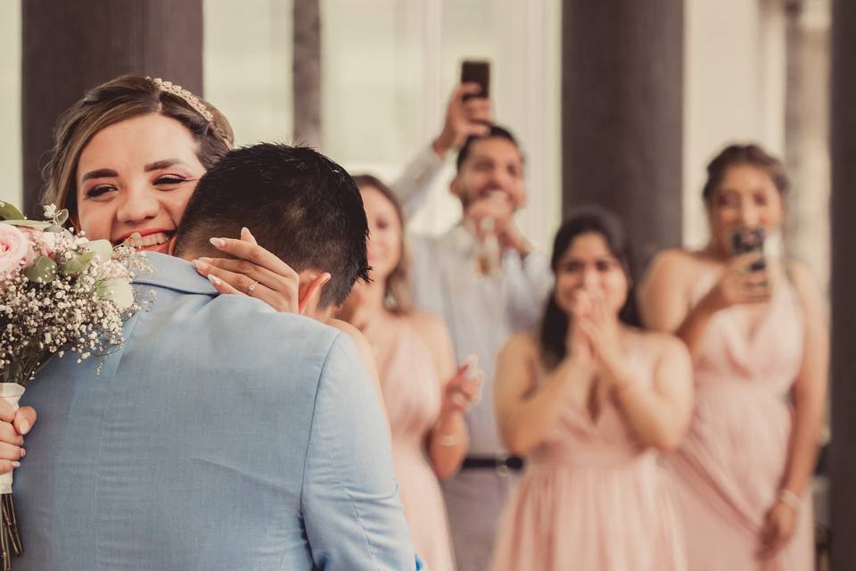 Novios abrazándose y felices
