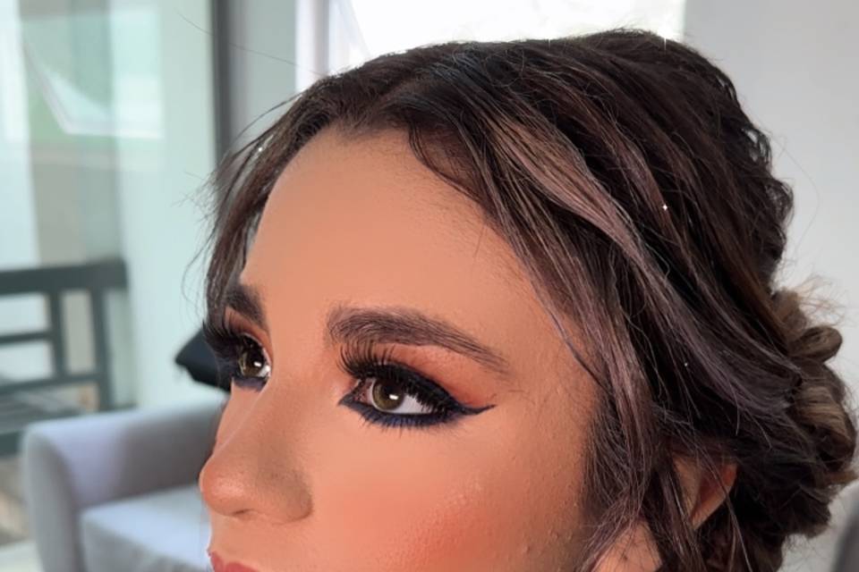 Makeup con delineado negro