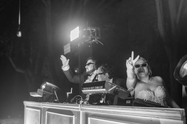 Novios en cabina DJ