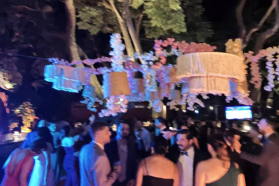 Noche llega y la pista llena
