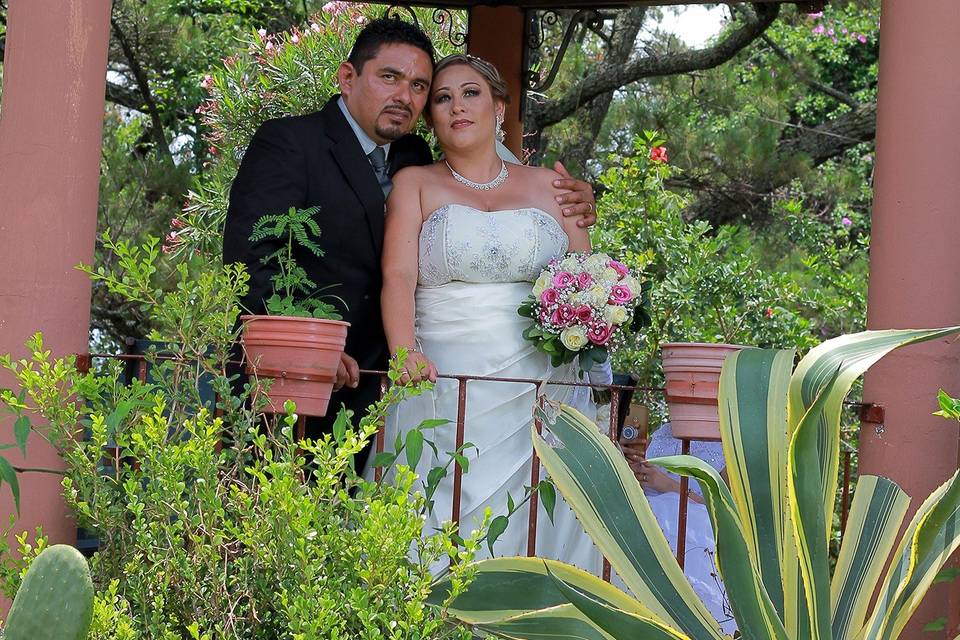 Una pareja increíble en jardín