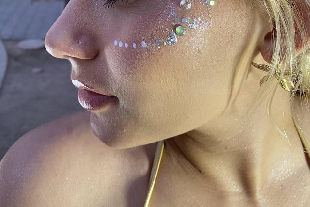 Piedritas en el rostro