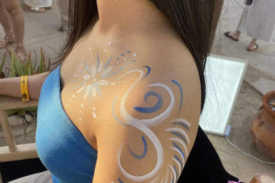 Cuerpo pintado de azul y blanco