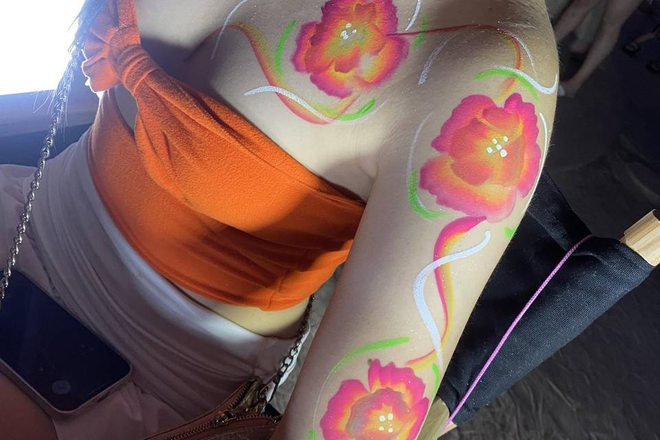 Flores pintadas en el cuerpo