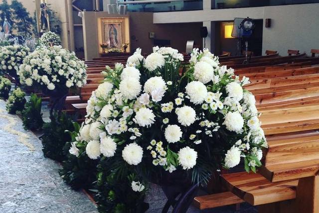 Arreglo floral en blanco
