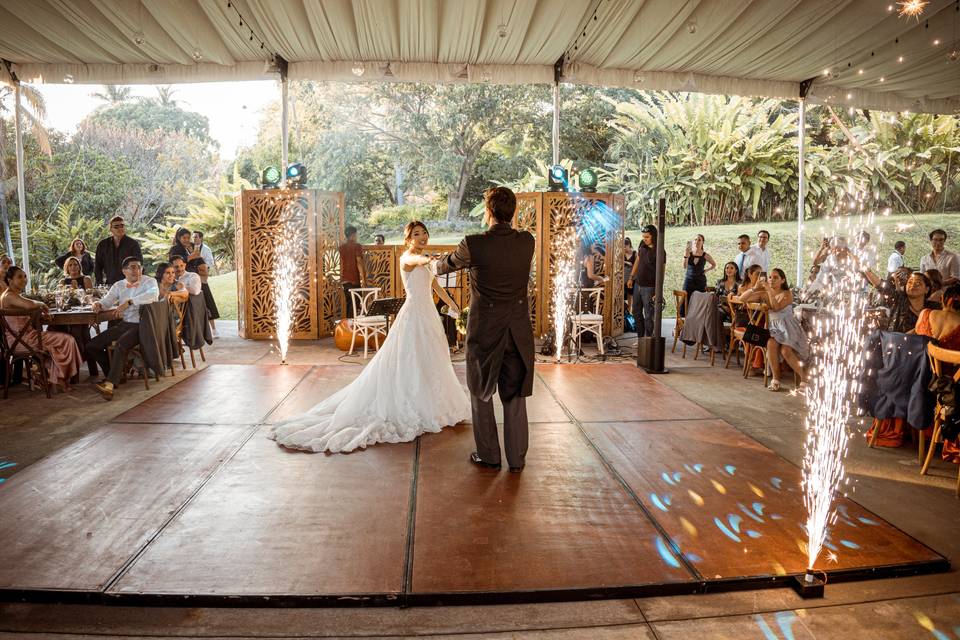 Novios bailando con chisperos de luz