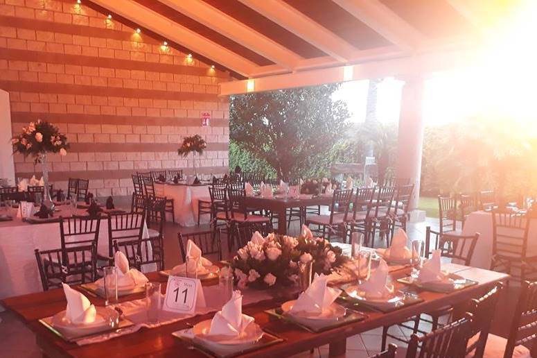 Sillas y mesas de todo tipo