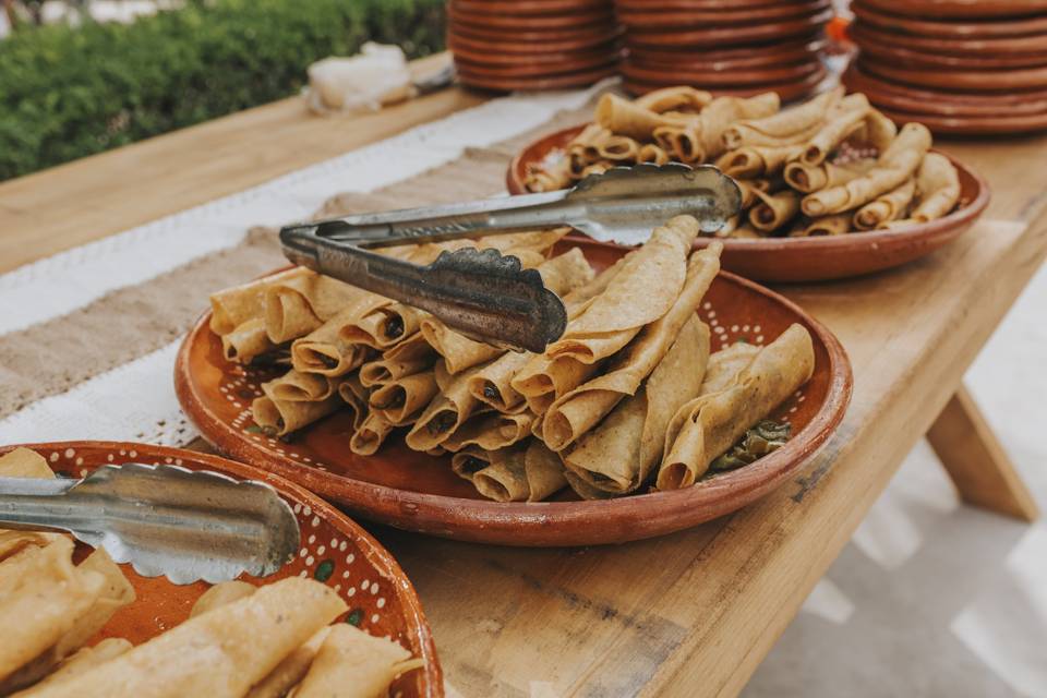 Buffet de antojitos mexicanos