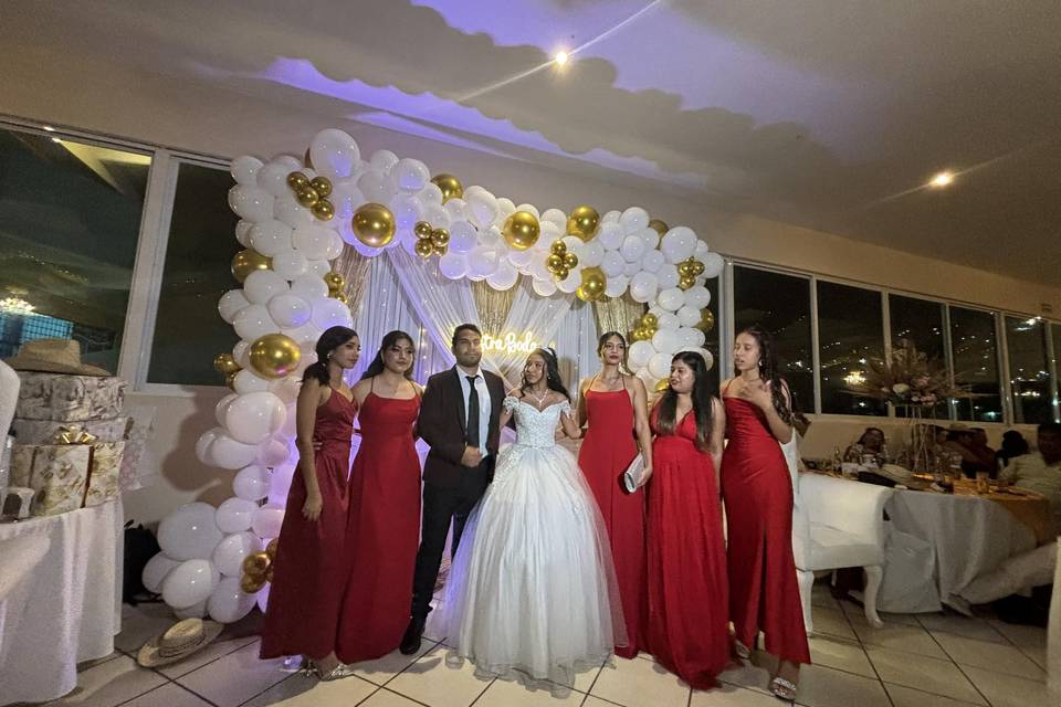 Novios con sus damas de honor