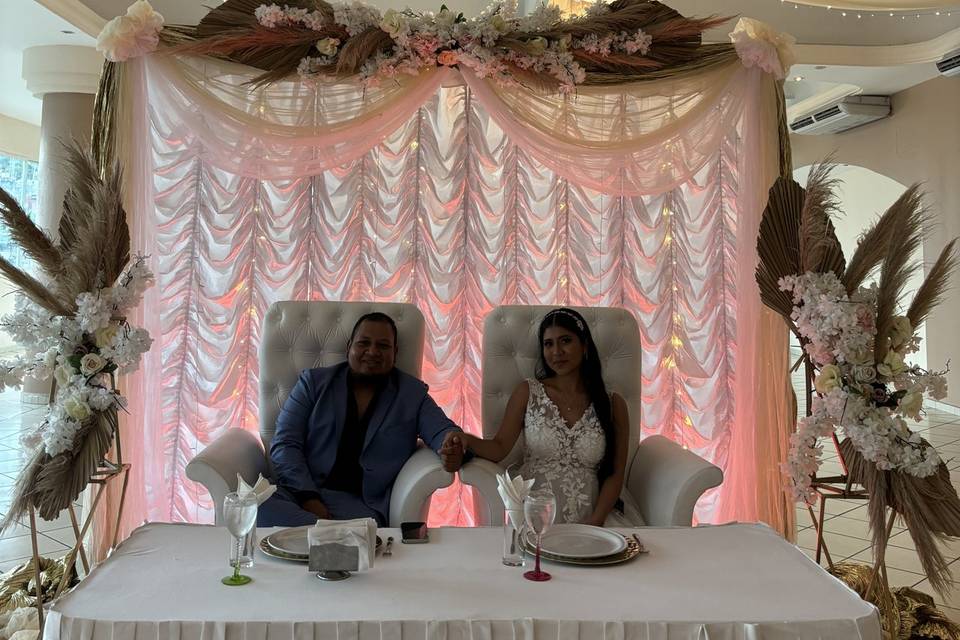 Mesa principal con los novios