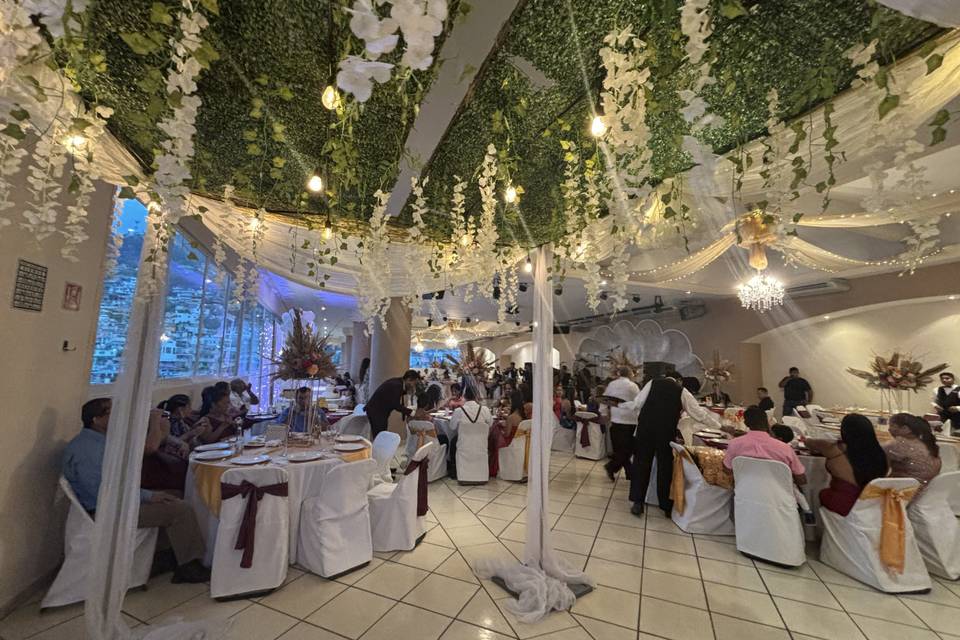 Evento con decoración blanca