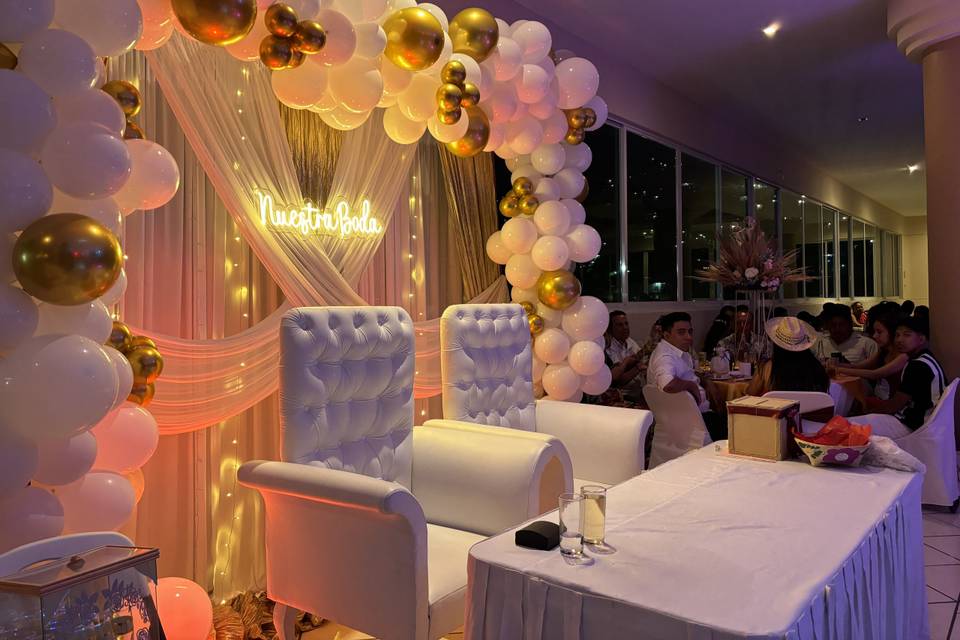 Mesa de novios con decoración blanca