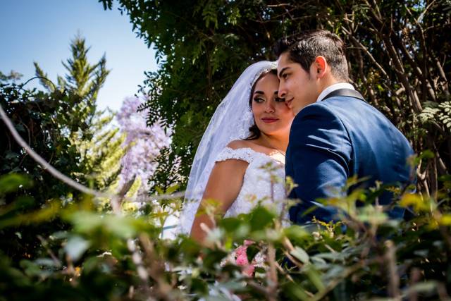 Novios entre naturaleza