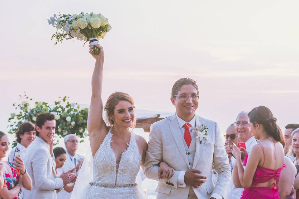 Novios festejando