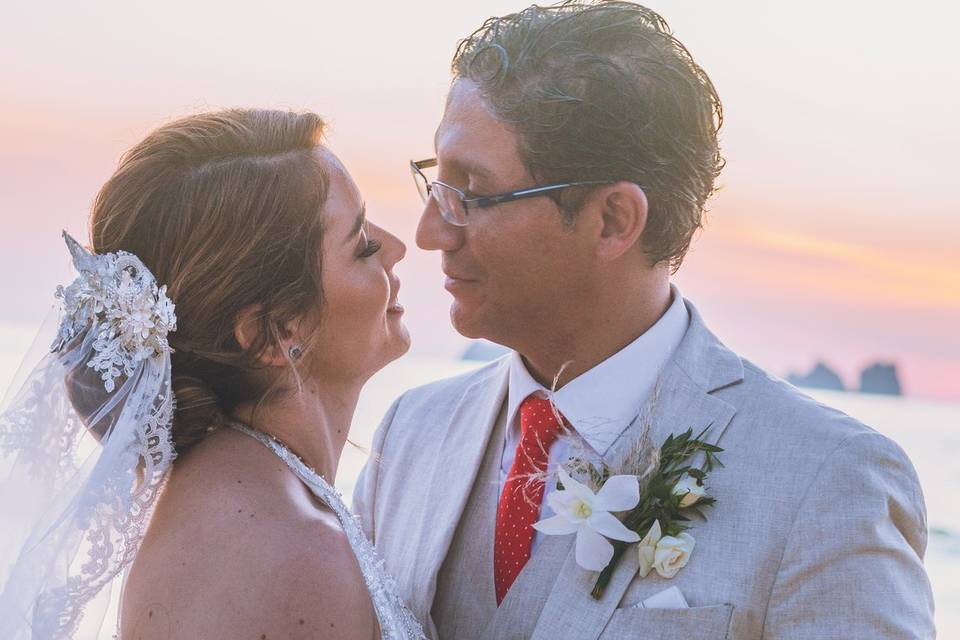 Pareja viéndose a los ojos