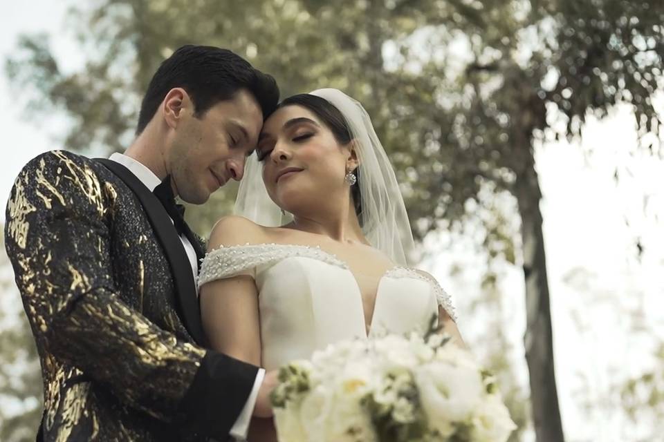Novios abrazados