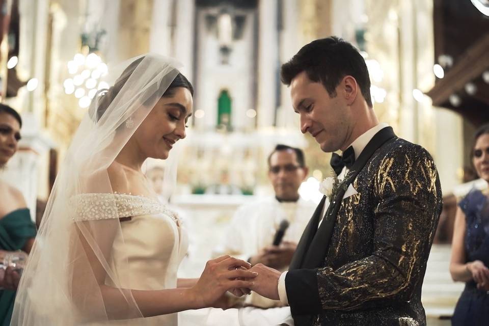 Pareja casándose en la iglesia