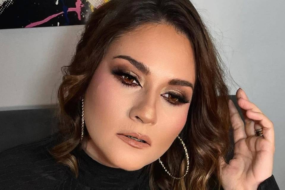 Mujer tocándose el cabello