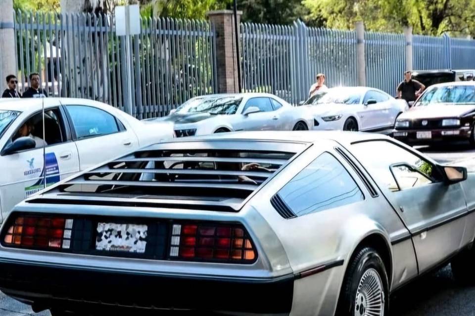 DMC-12 DeLorean