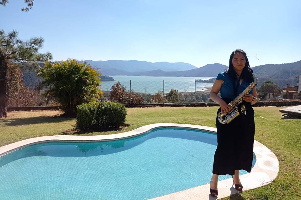 Saxofonista frente a la alberca