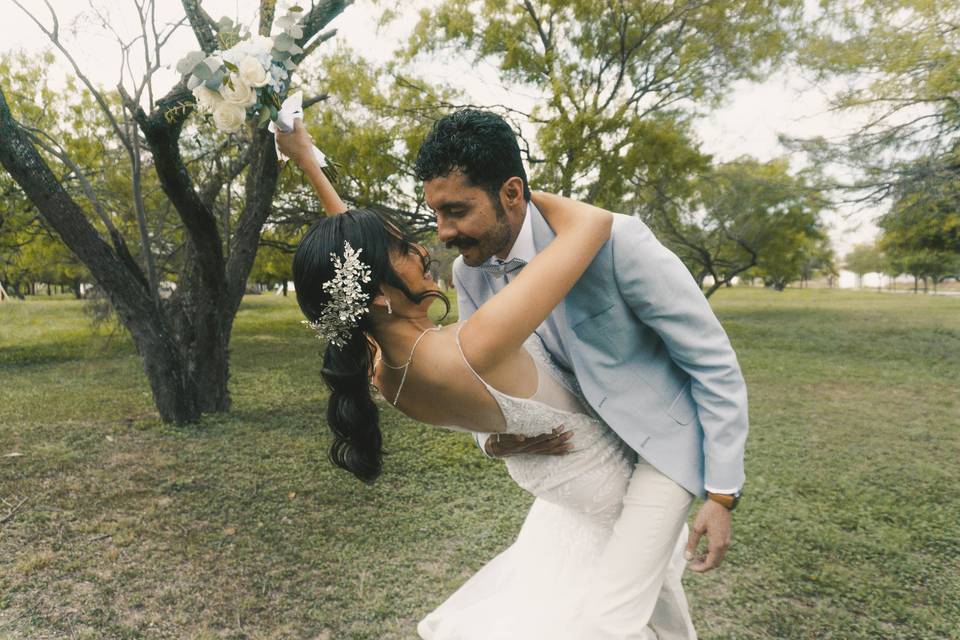 Novios celebrando