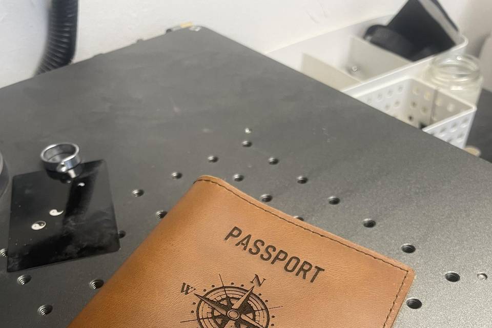 Grabado de portapasaportes