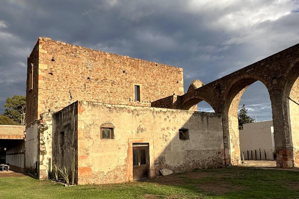 Acueducto y jardín