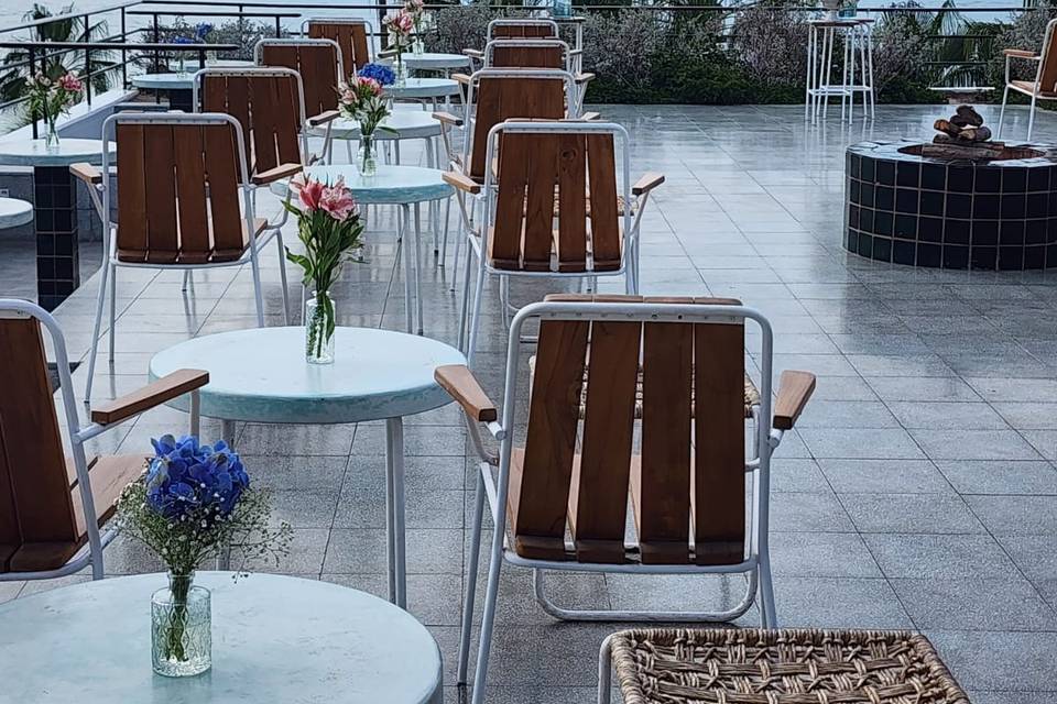 Boda en terraza frente al mar