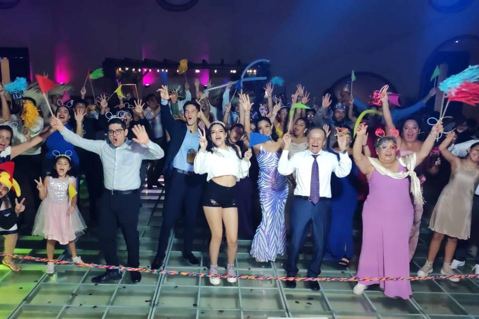 Invitados bailando