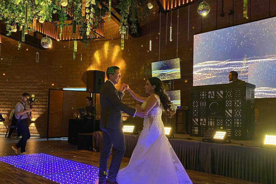 Novios bailando