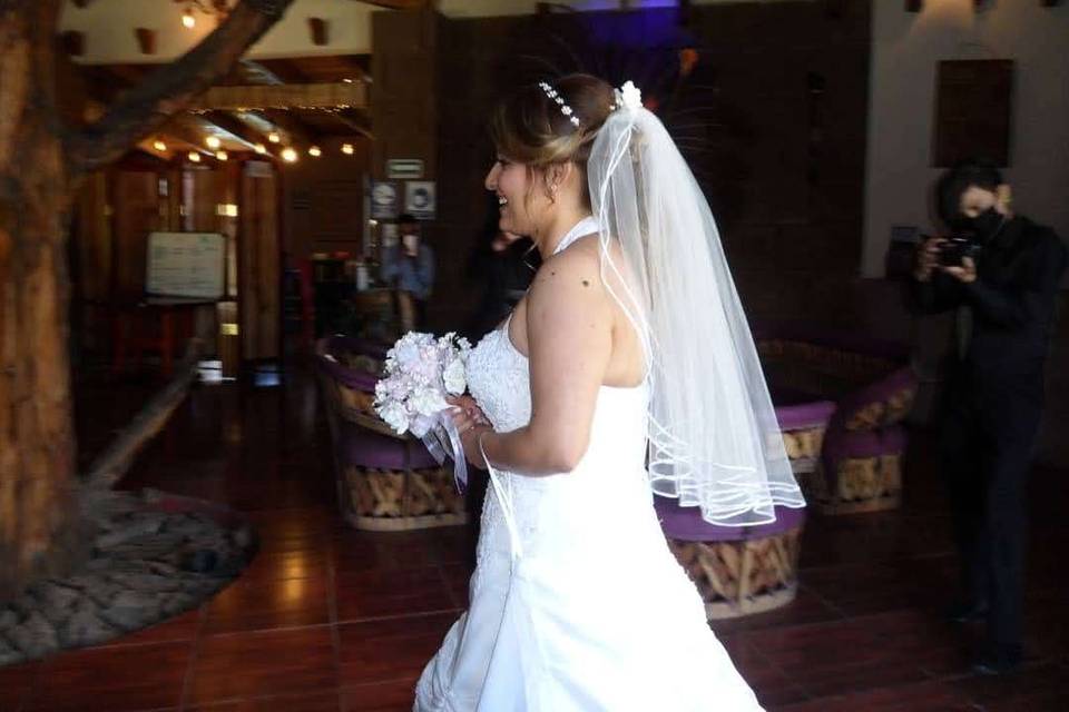Novia de perfil sosteniendo su ramo