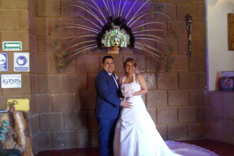 Pareja de novios posando