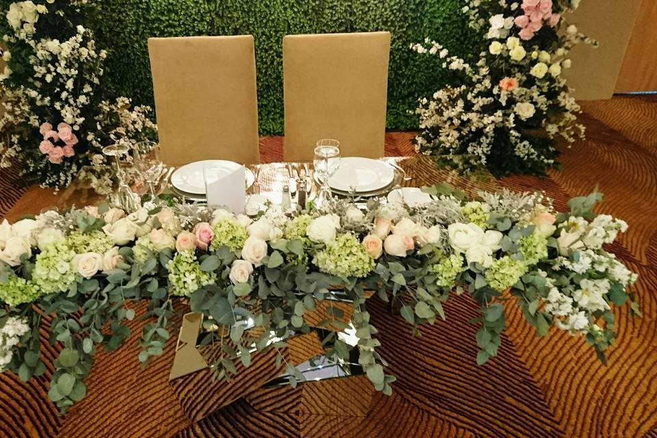 Flores en mesa de novios