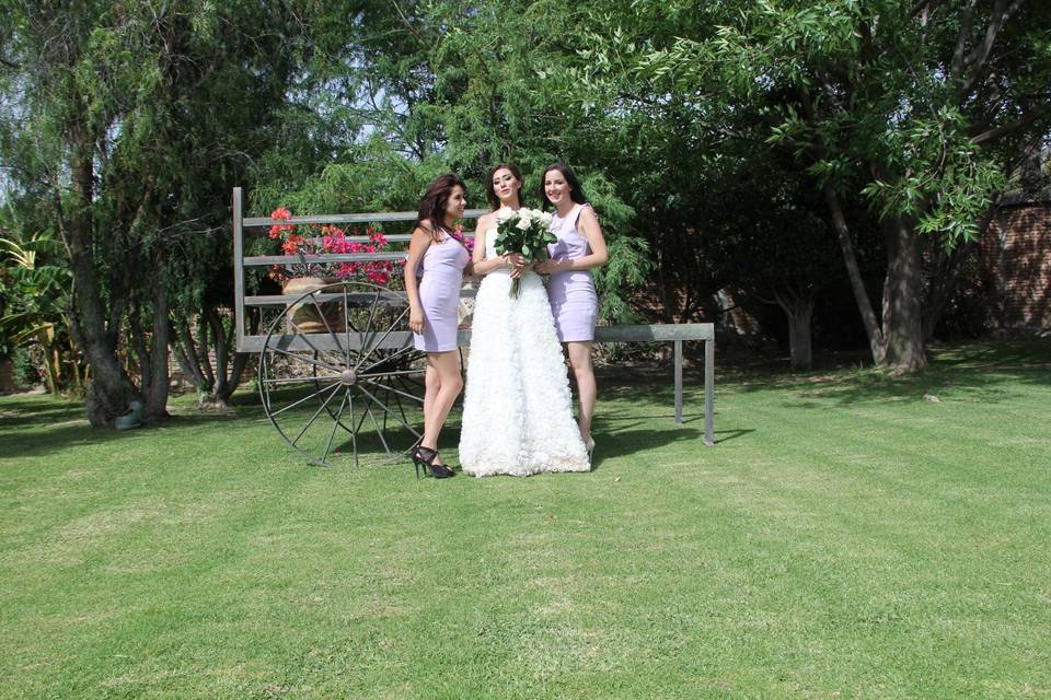 Damas en jardín