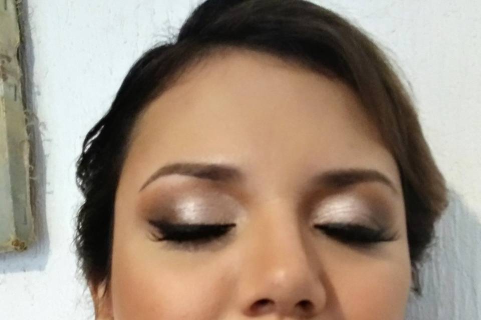 Maquillaje y peinado social